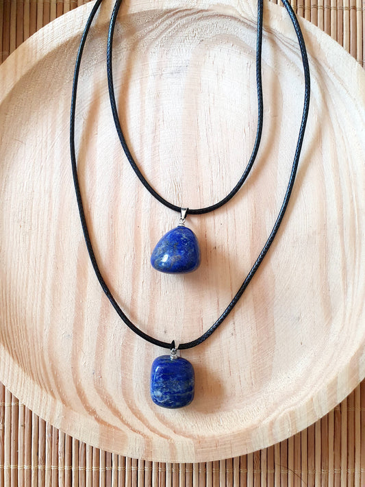 Colgante de Lapislázuli natural rodado, azul intenso con vetas doradas, gargantilla opcional.