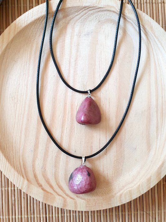 Colgante de Rodonita natural rodado, tono rosa con vetas oscuras, acabado pulido, gargantilla opcional.