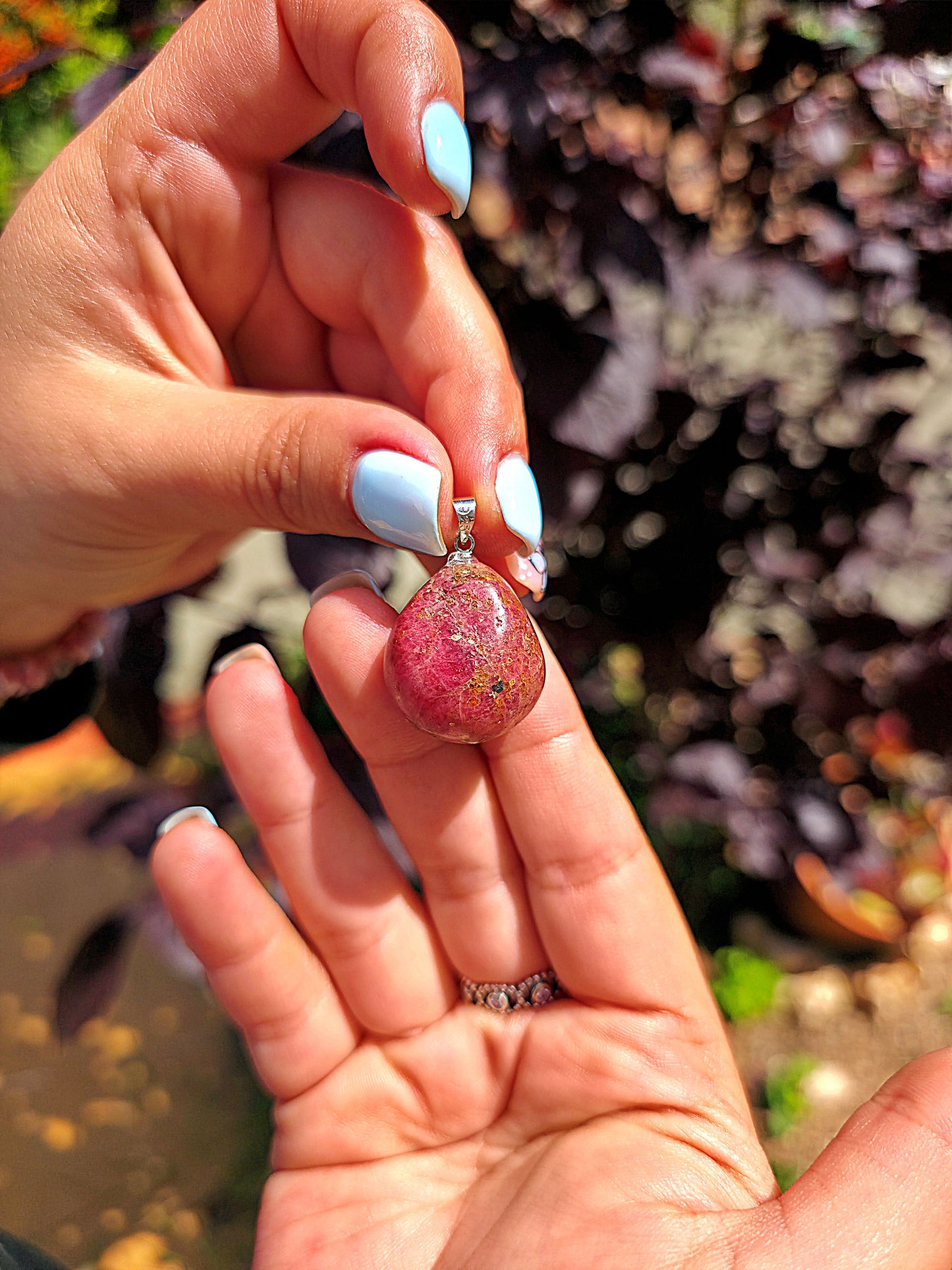 Colgante de Rodonita natural rodado, tono rosa con vetas oscuras, acabado pulido, sin gargantilla