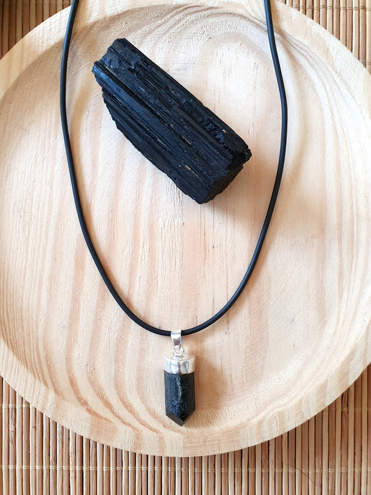 Colgante de Turmalina Negra montado en Plata, opción con o sin gargantilla.