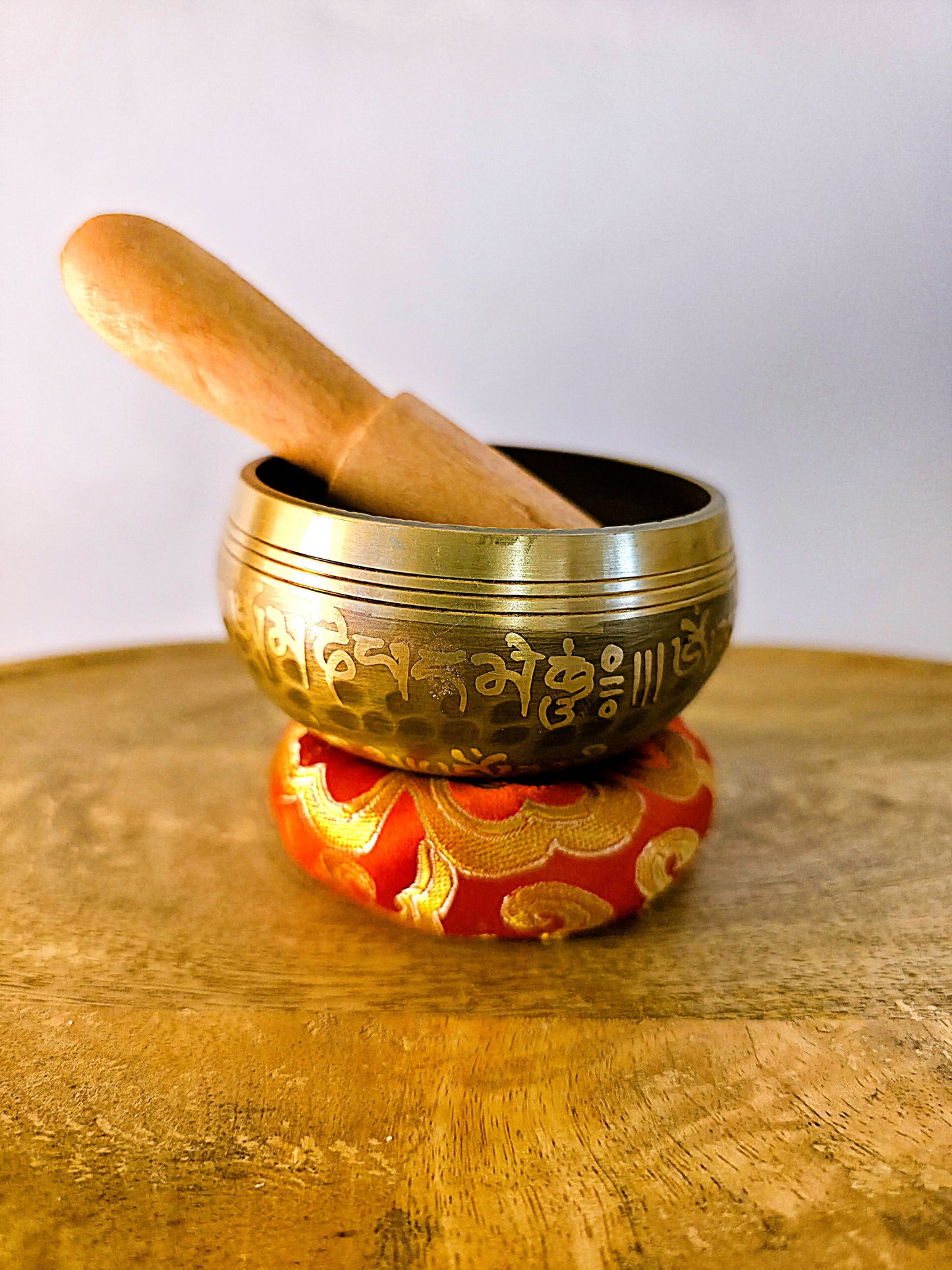 cuenco tibetano 80 mm ribete grabado con mazo y cojín rojo dorado