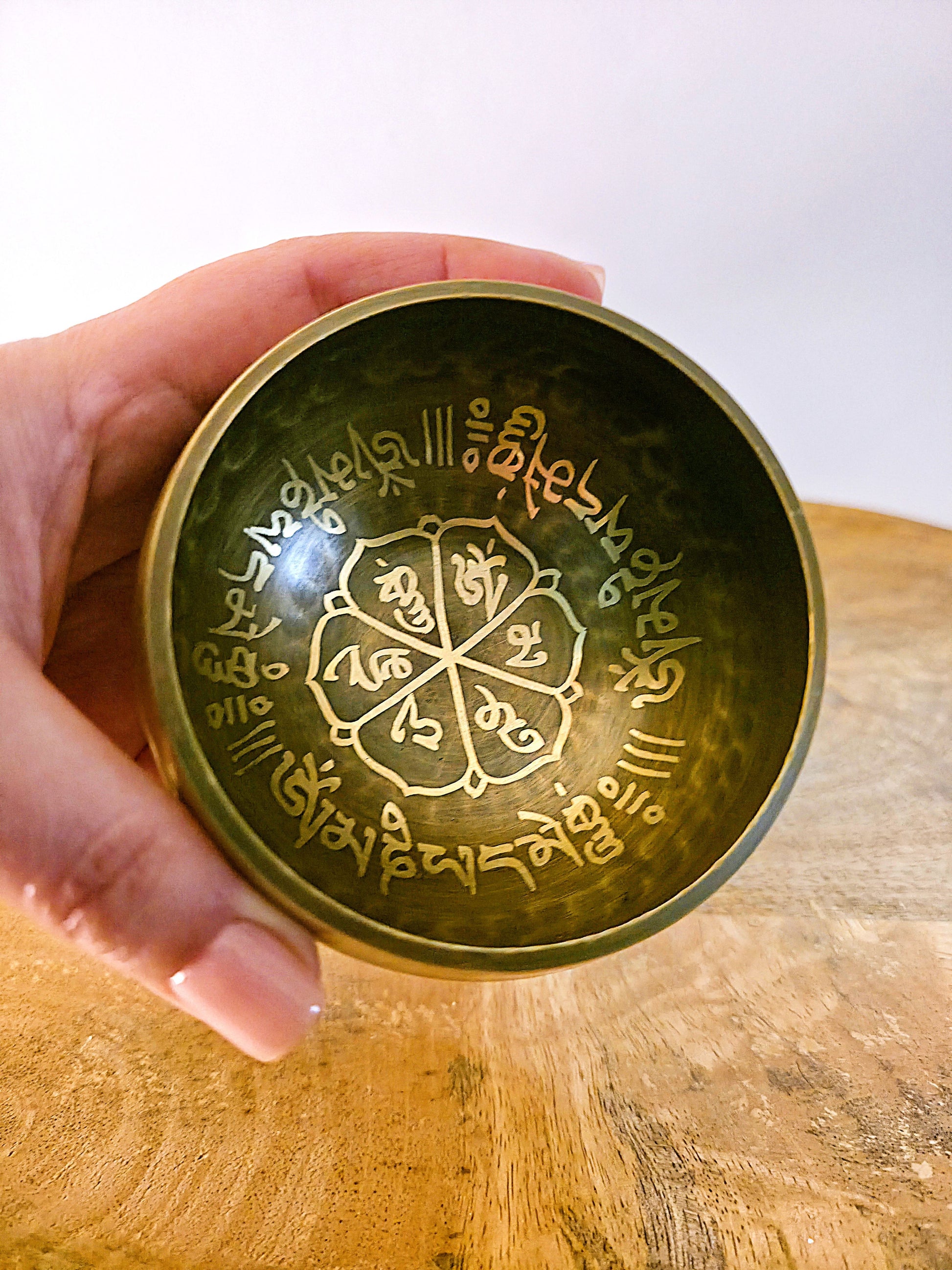 cuenco tibetano pequeño 8 cm decorado meditación artesanal foto 2