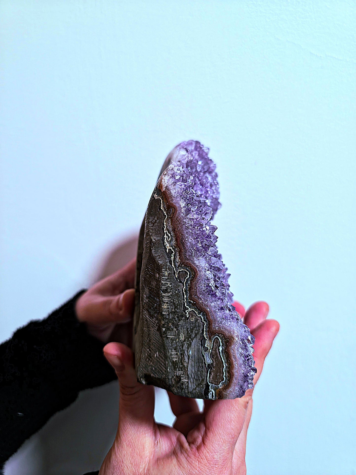 Drusa de amatista para limpieza energética y armonía del hogar de perfil