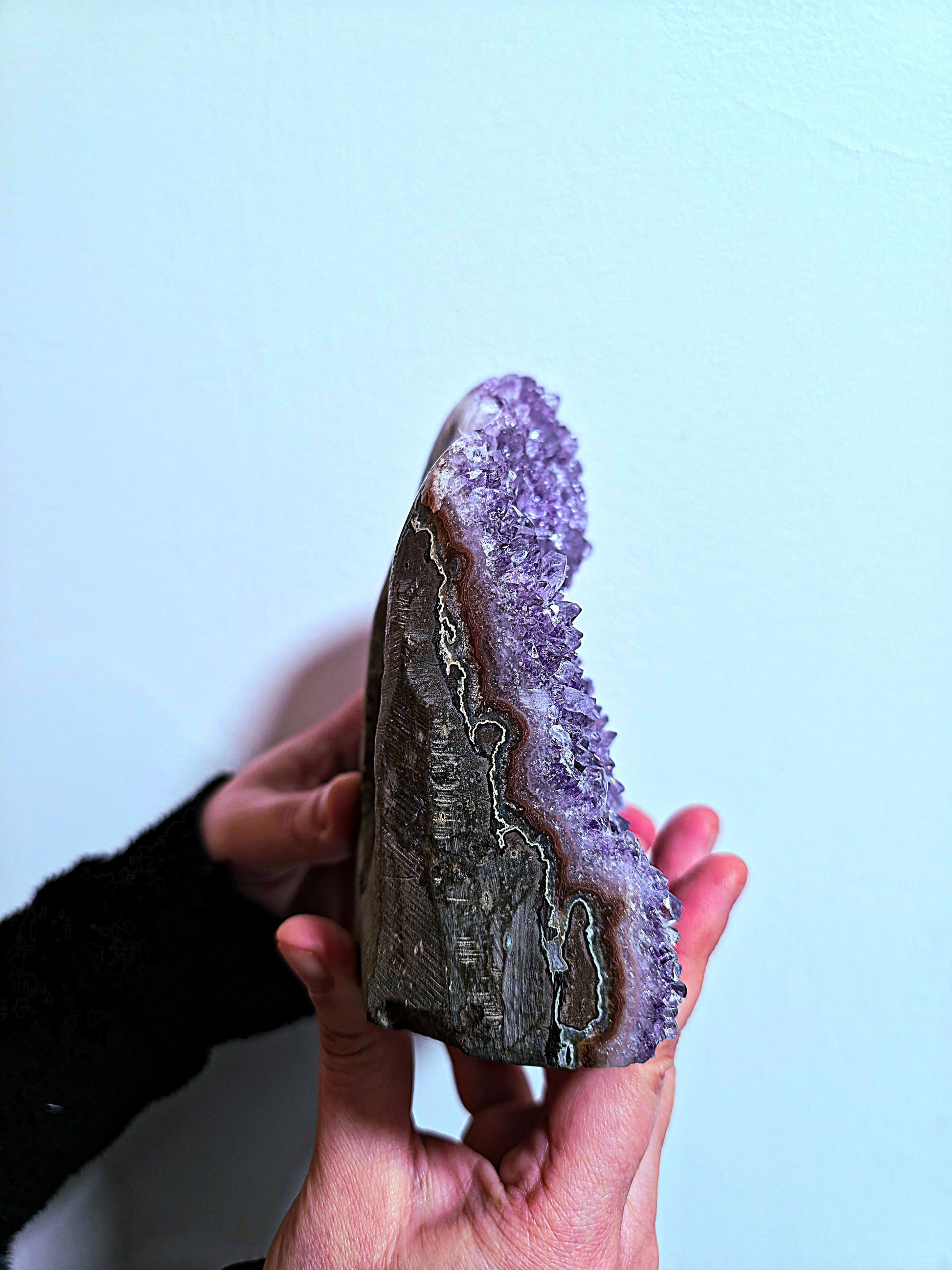 Drusa de amatista para limpieza energética y armonía del hogar de perfil