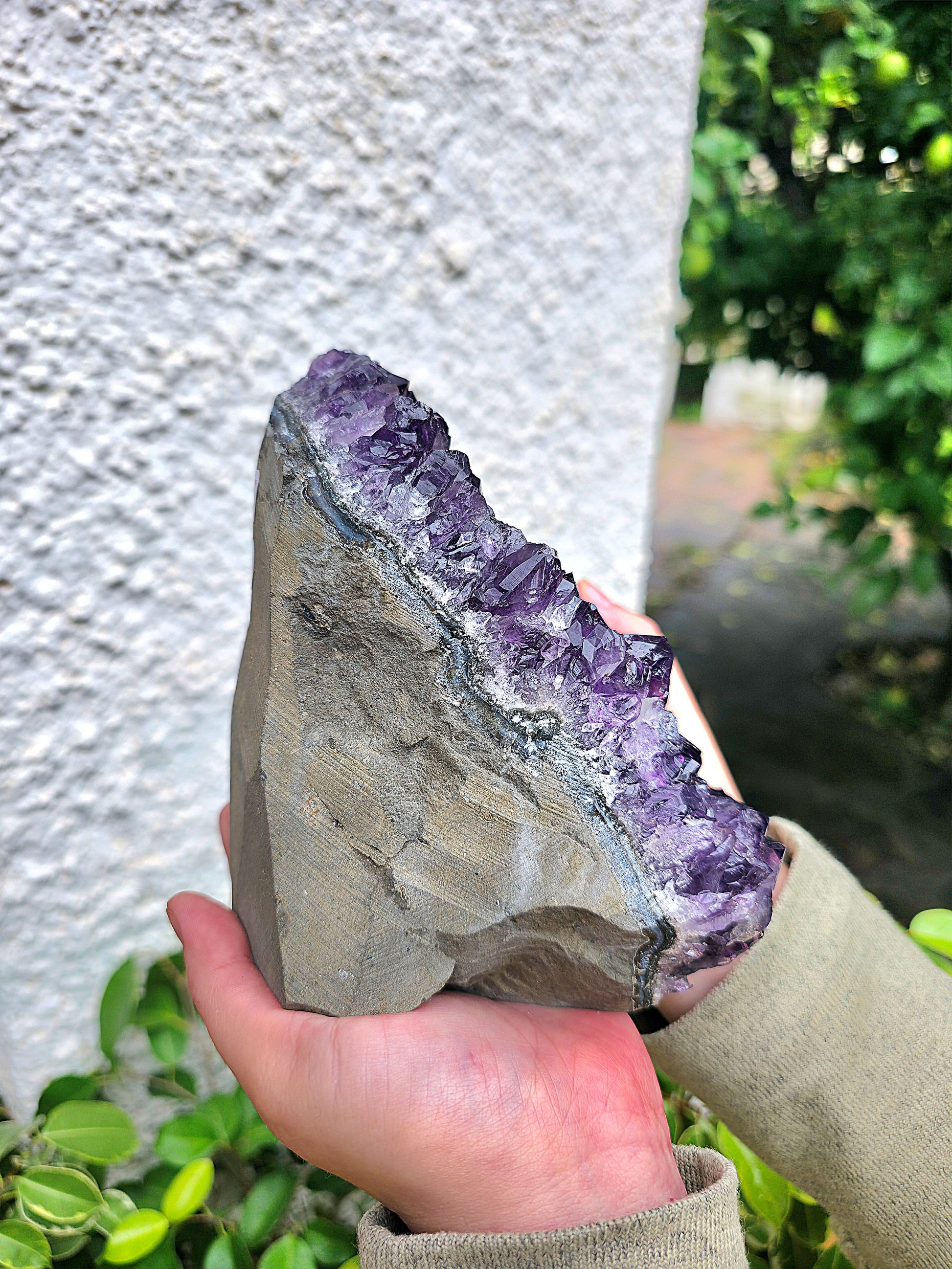 Drusa de amatista de Uruguay AAA 14,5 x 14,5 cm 2794 g perfil izquierdo