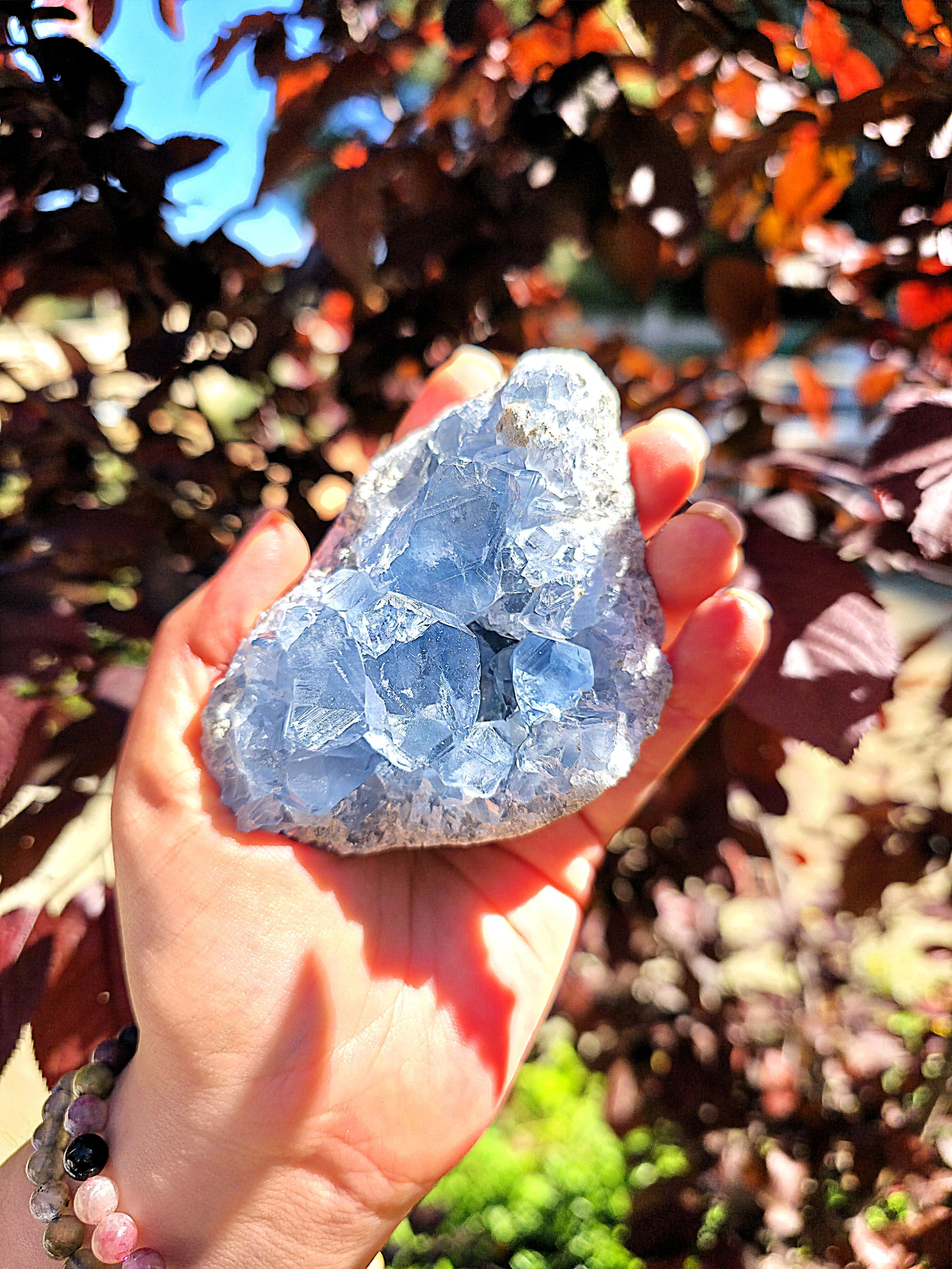 drusa de celestina natural azul cristal mineral para calma meditacion y descanso. Modelo 1, primera imagen
