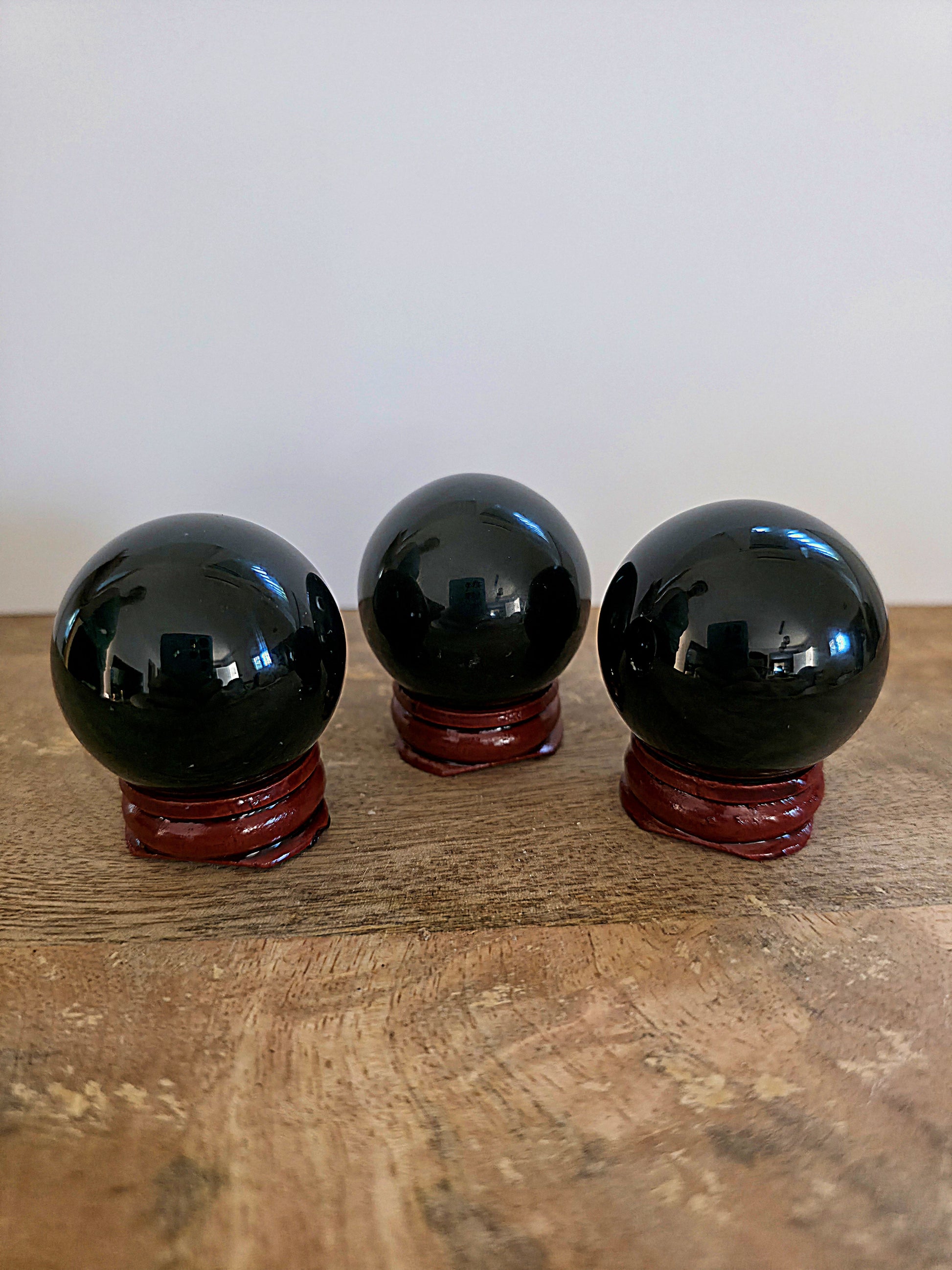 esfera obsidiana arcoiris natural con base de madera modelo 1