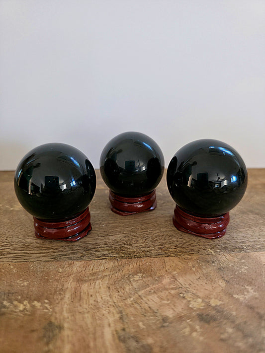 esfera obsidiana arcoiris natural con base de madera modelo 1