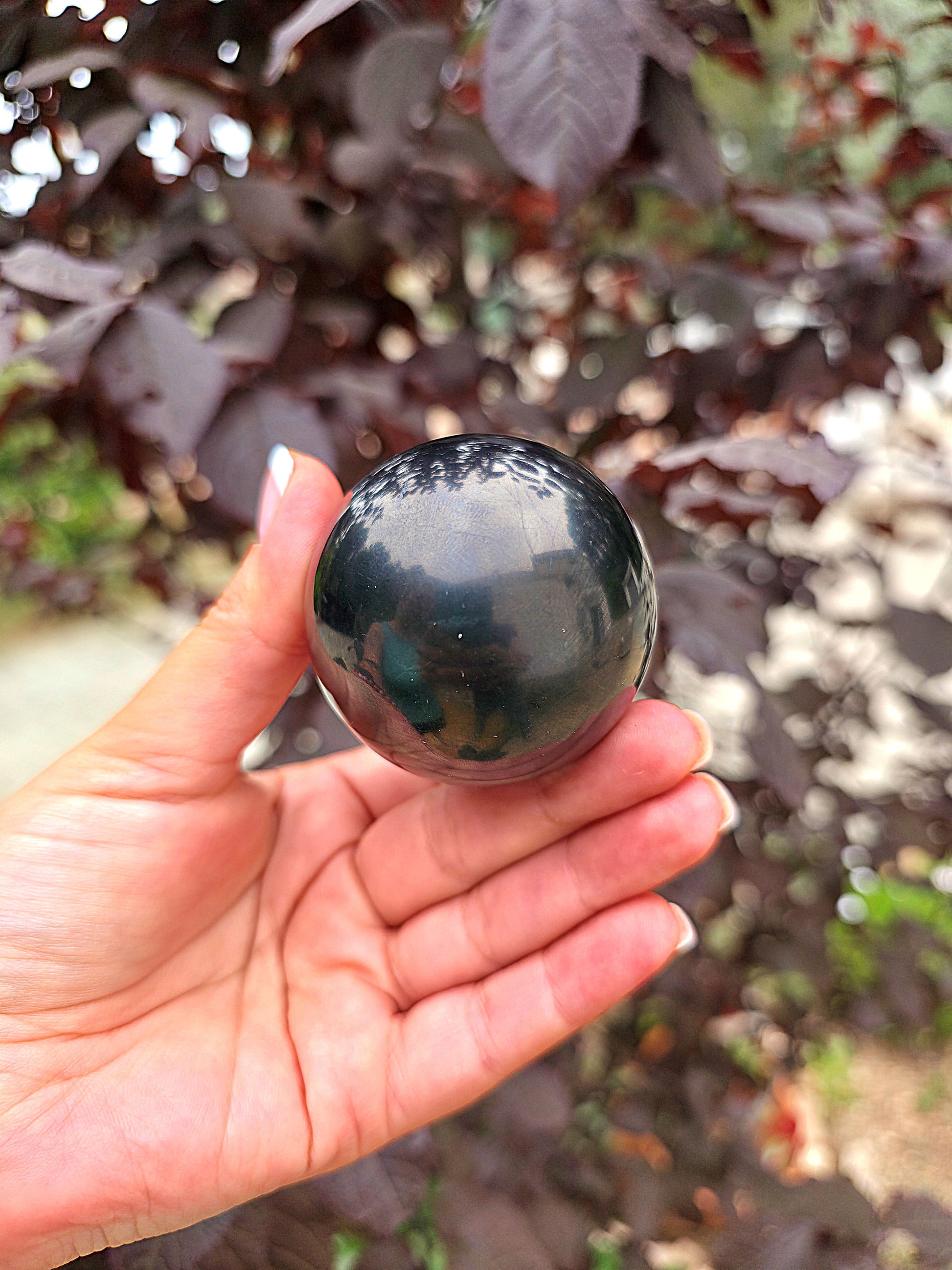 esfera shungita 5 cm mineral negro pulido con base protector energetico