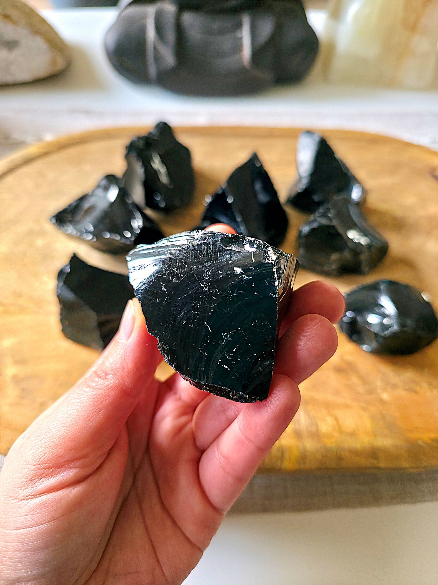 piedra obsidiana negra irregular brillante protección energética decoración natural