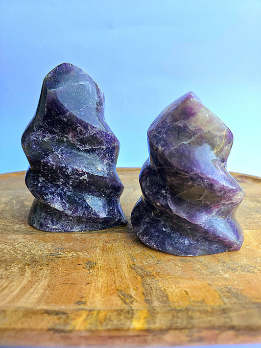 Monolitos en forma de llama de lepidolita, calidad extra. Piezas de 11 cm alto x 7,5 cm ancho aprox.