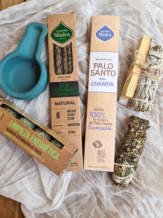 Pack limpieza energética artesanal con bombitas, quemador cerámico, palo santo, sahumerio e inciensos.