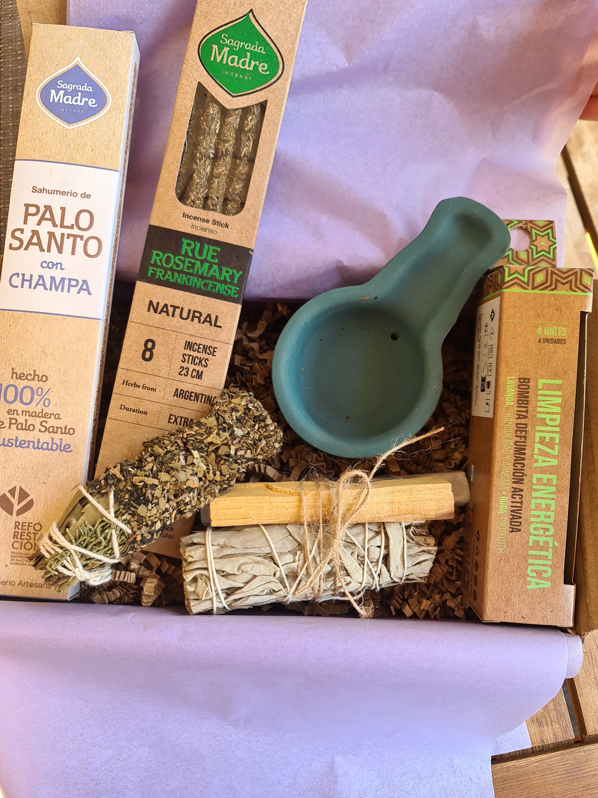 Caja ritual con selenita, bombitas y quemador de cerámica para purificar espacios.
