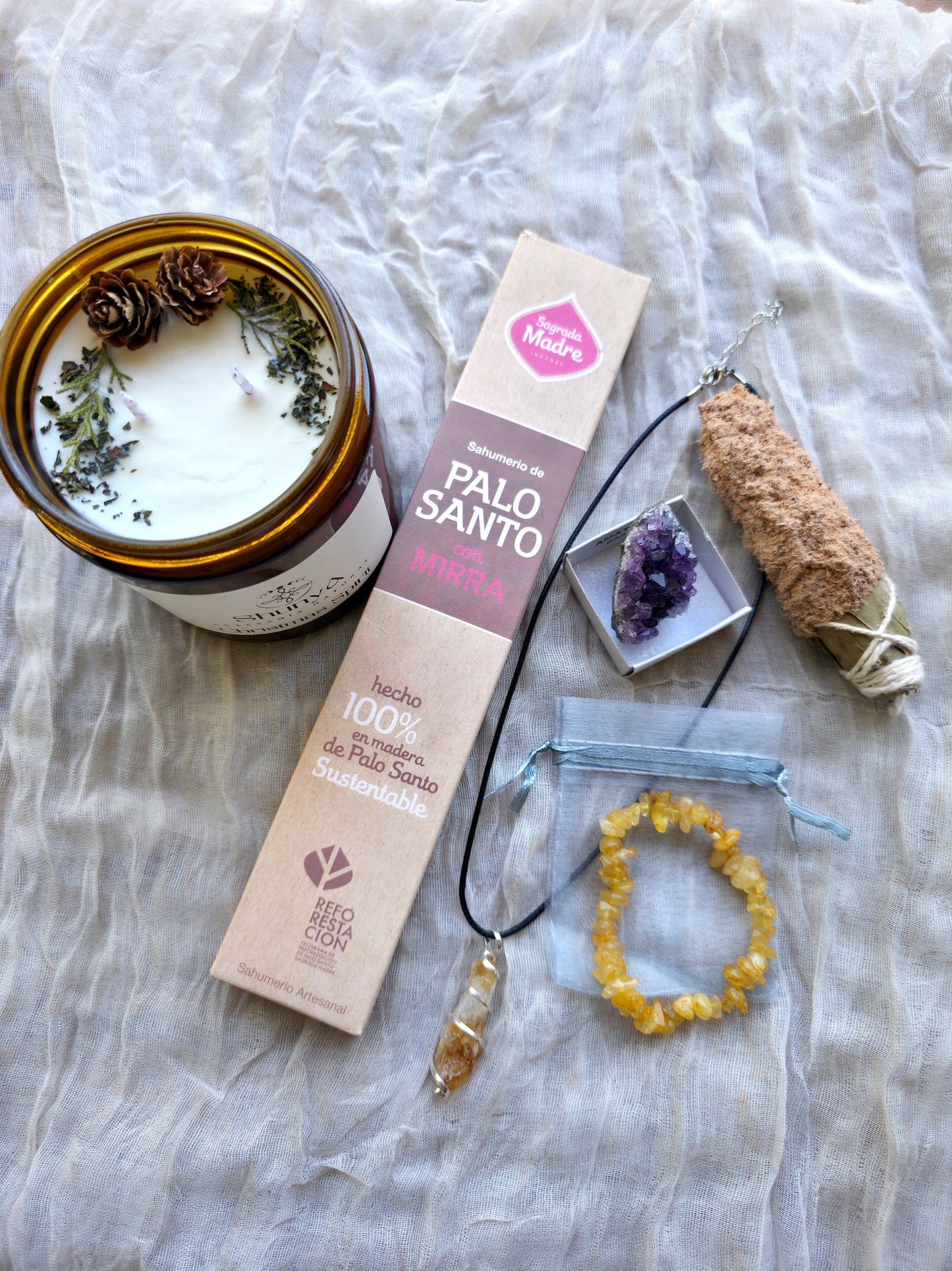 Detalle Pack Destellos de Invierno. Vela aromática, inciensos y minerales