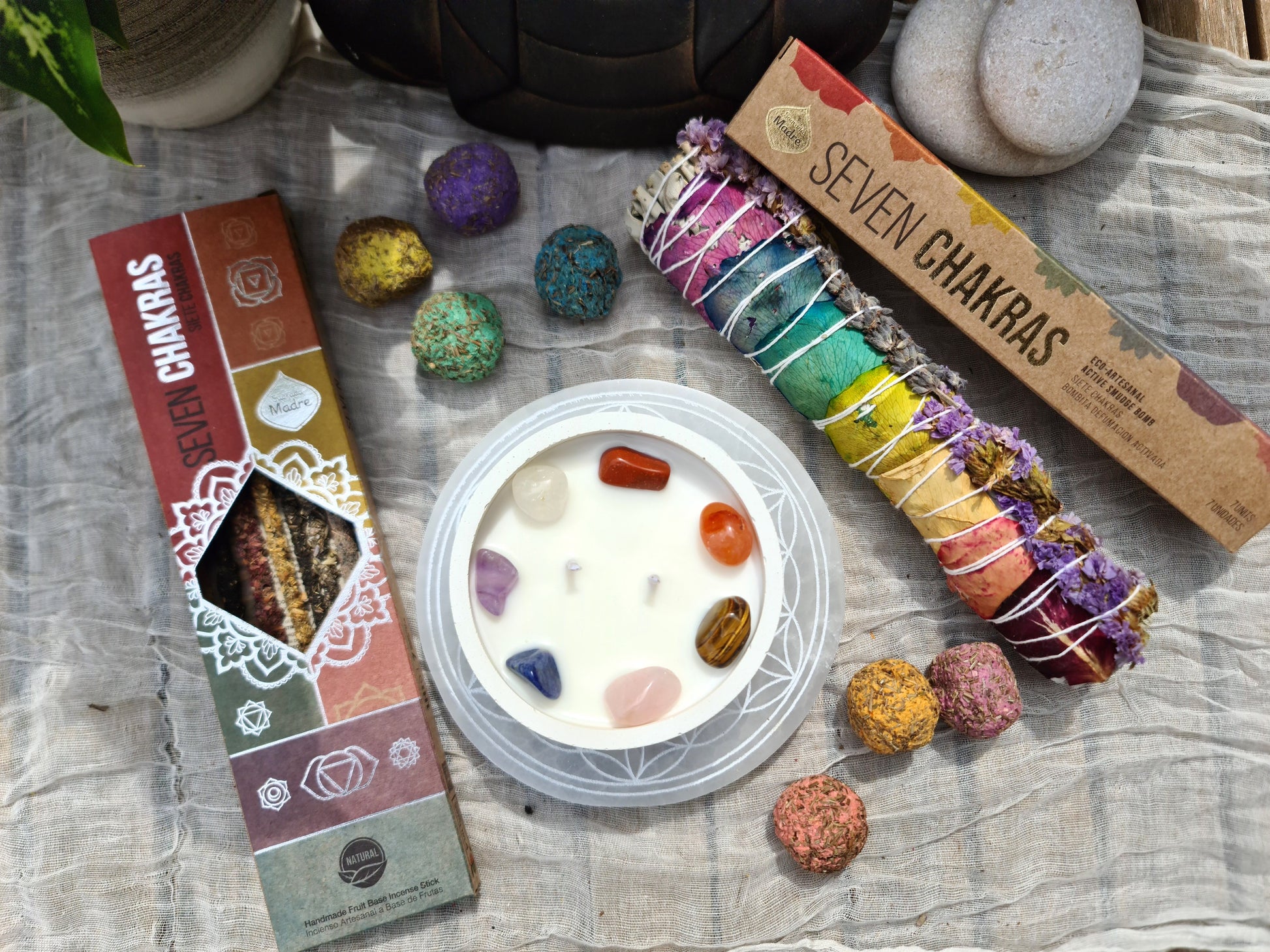 Pack especial 7 Chakras con vela aromática, incienso natural, sahumerio y minerales para armonizar energía.