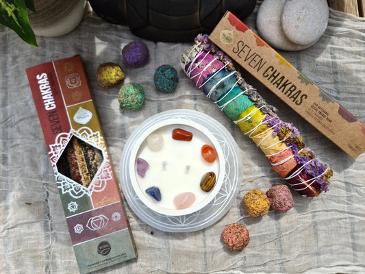 Pack especial 7 Chakras con vela aromática, incienso natural, sahumerio y minerales para armonizar energía.