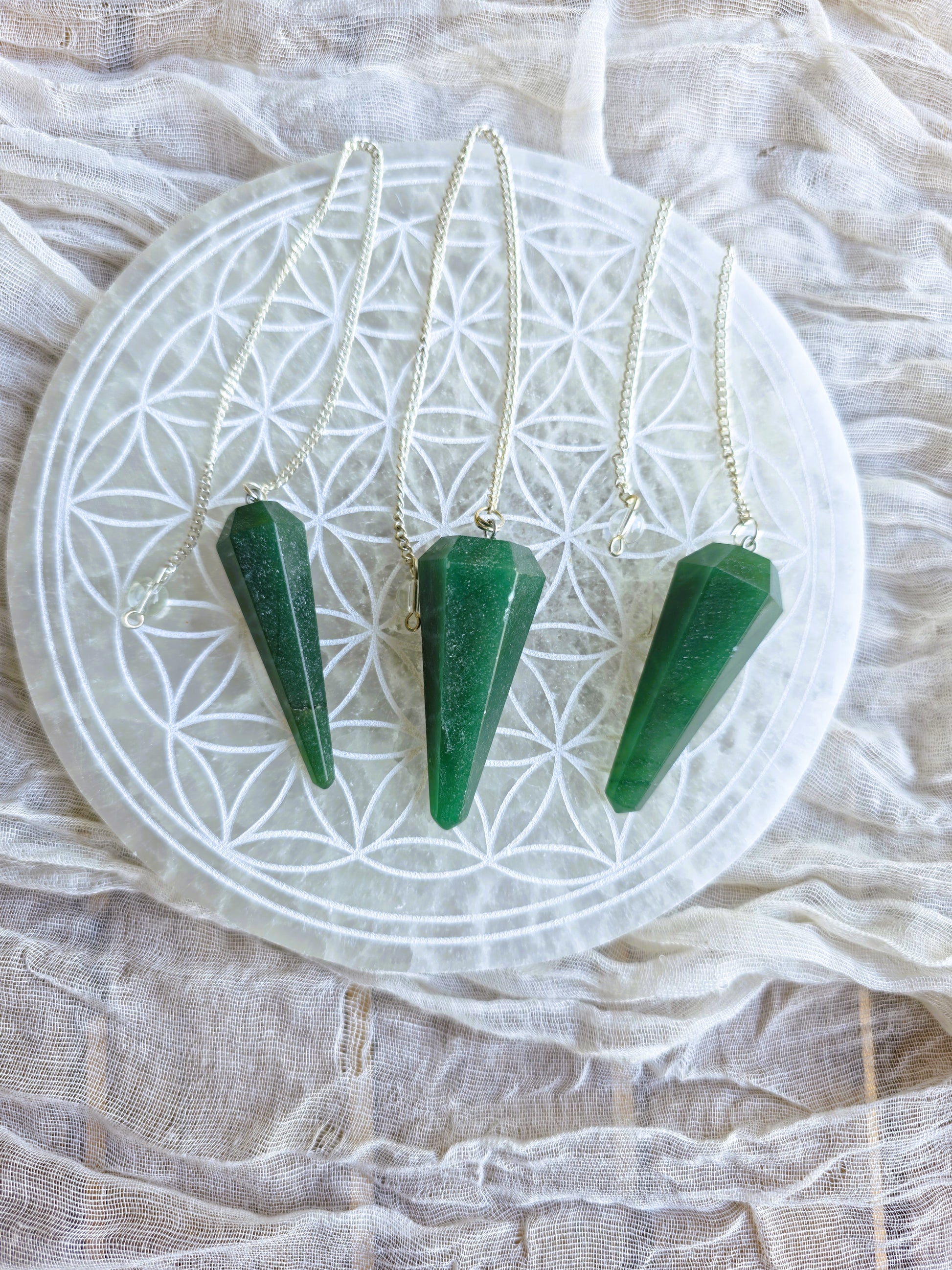 Péndulo de jade verde canadiense con cadena plateada y cuarzo cristal