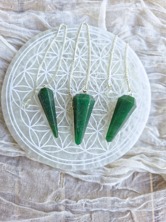 Péndulo de jade verde canadiense con cadena plateada y cuarzo cristal