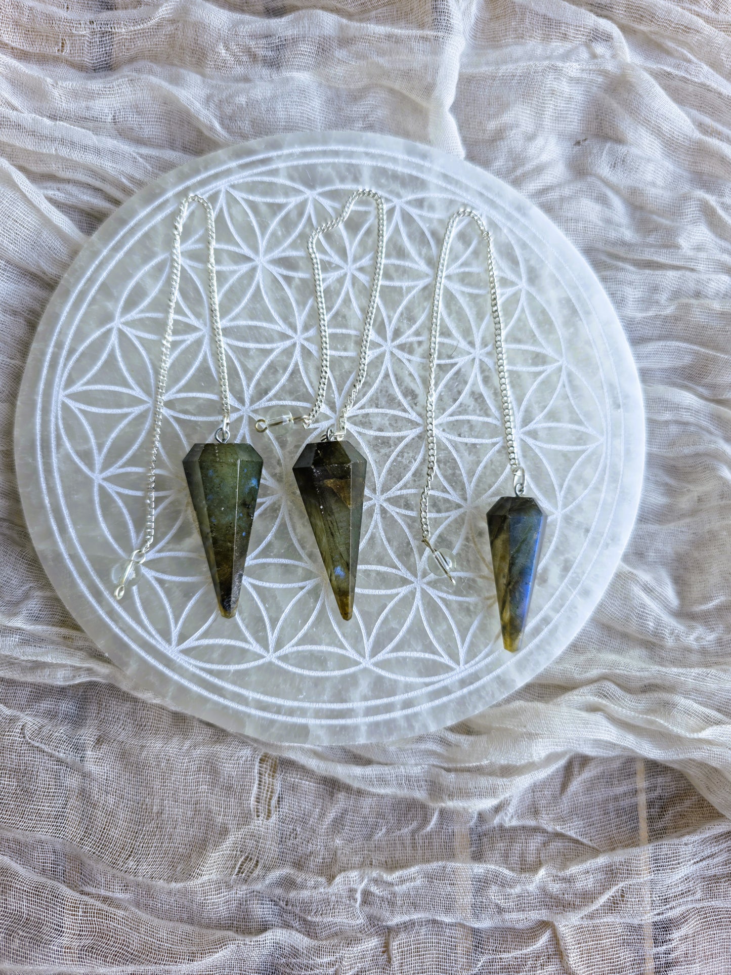 Péndulo de labradorita natural con cadena plateada y cuarzo cristal