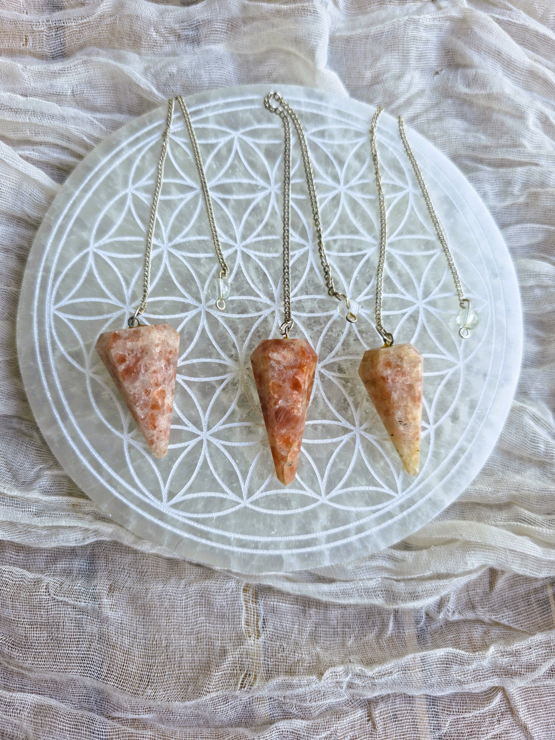 Péndulo de piedra sol natural con cadena plateada y cuarzo cristal