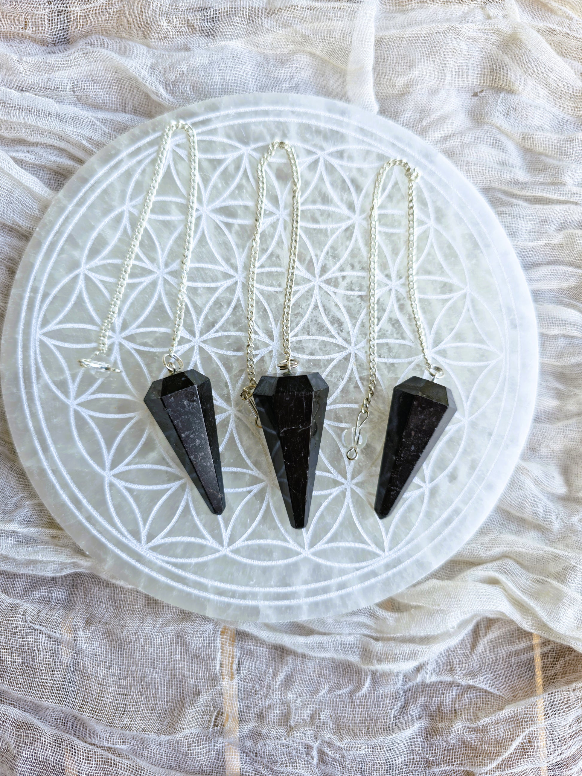 Péndulo de turmalina negra natural con cadena plateada
