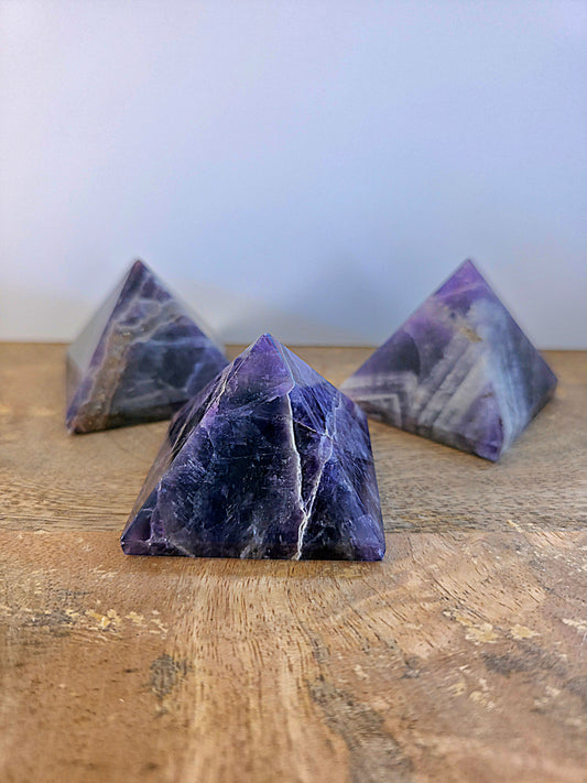 piramide de amatista natural pulida mineral violeta