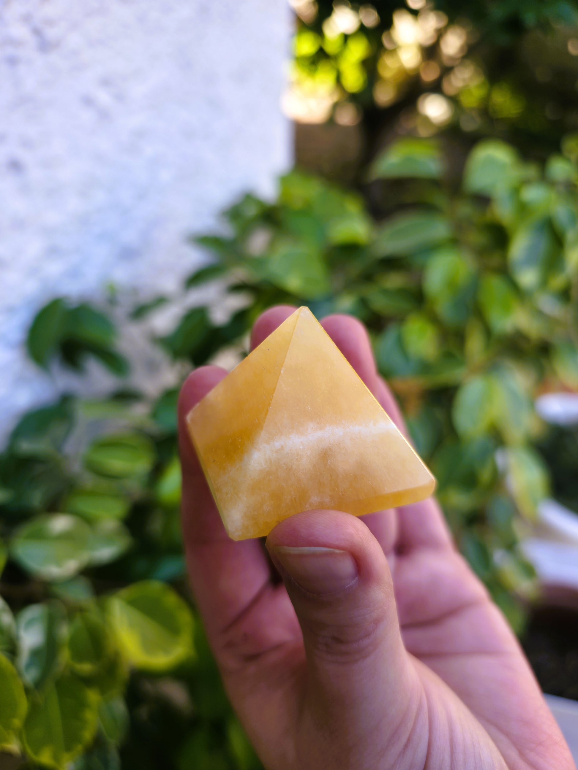 Pirámide de calcita amarilla natural 40x40 mm energía positiva