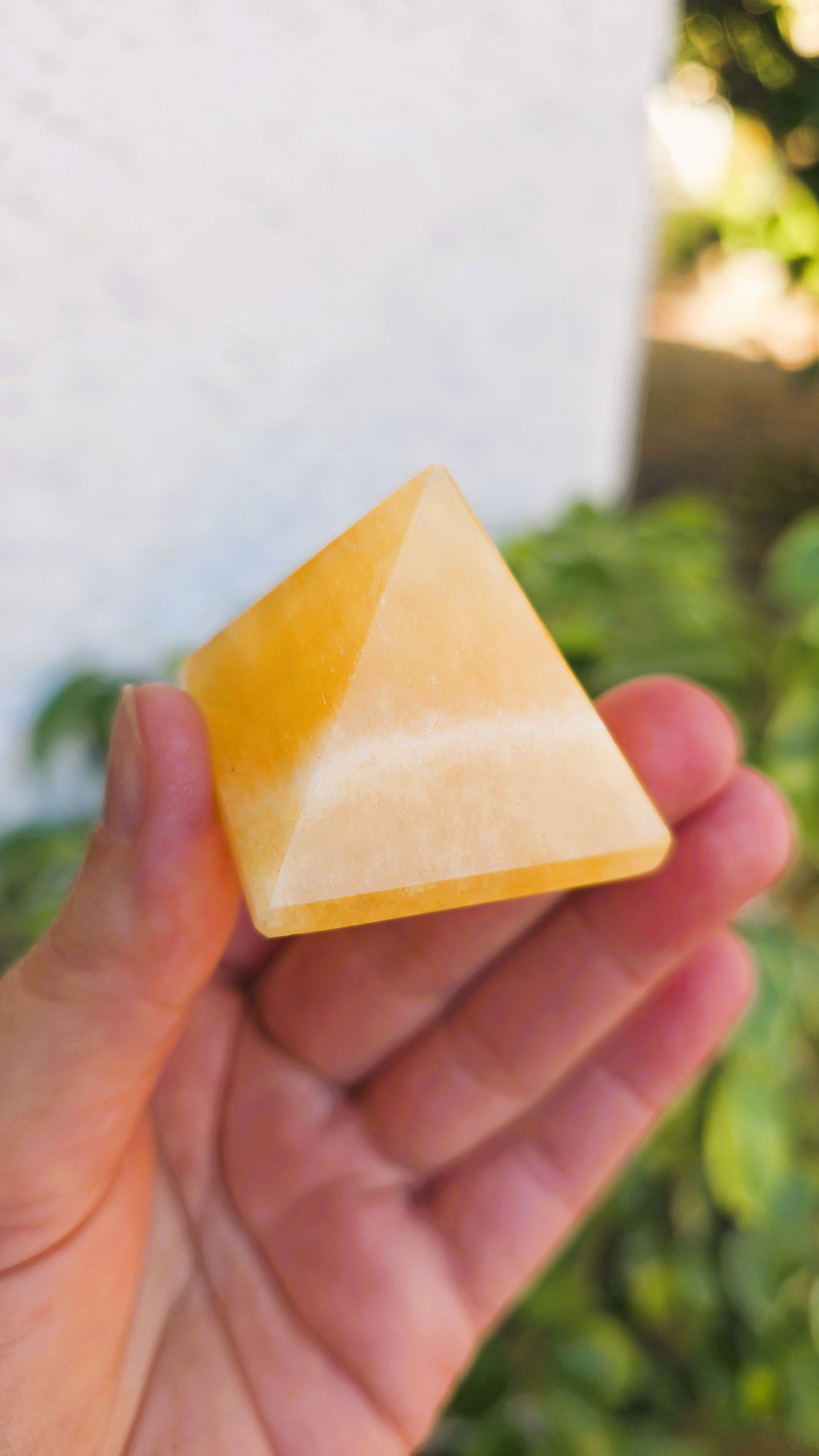 Pirámide de calcita amarilla para vitalidad, claridad y alegría