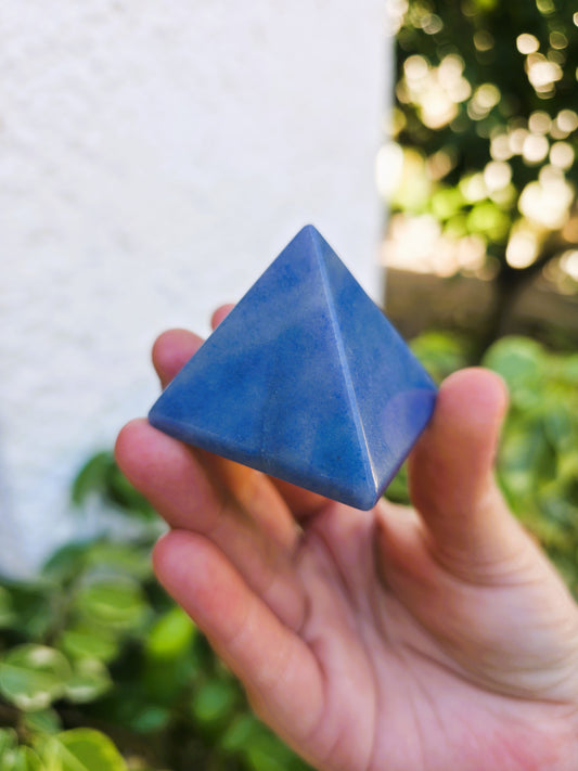 Pirámide de cuarzo azul 40 mm para armonía y calma