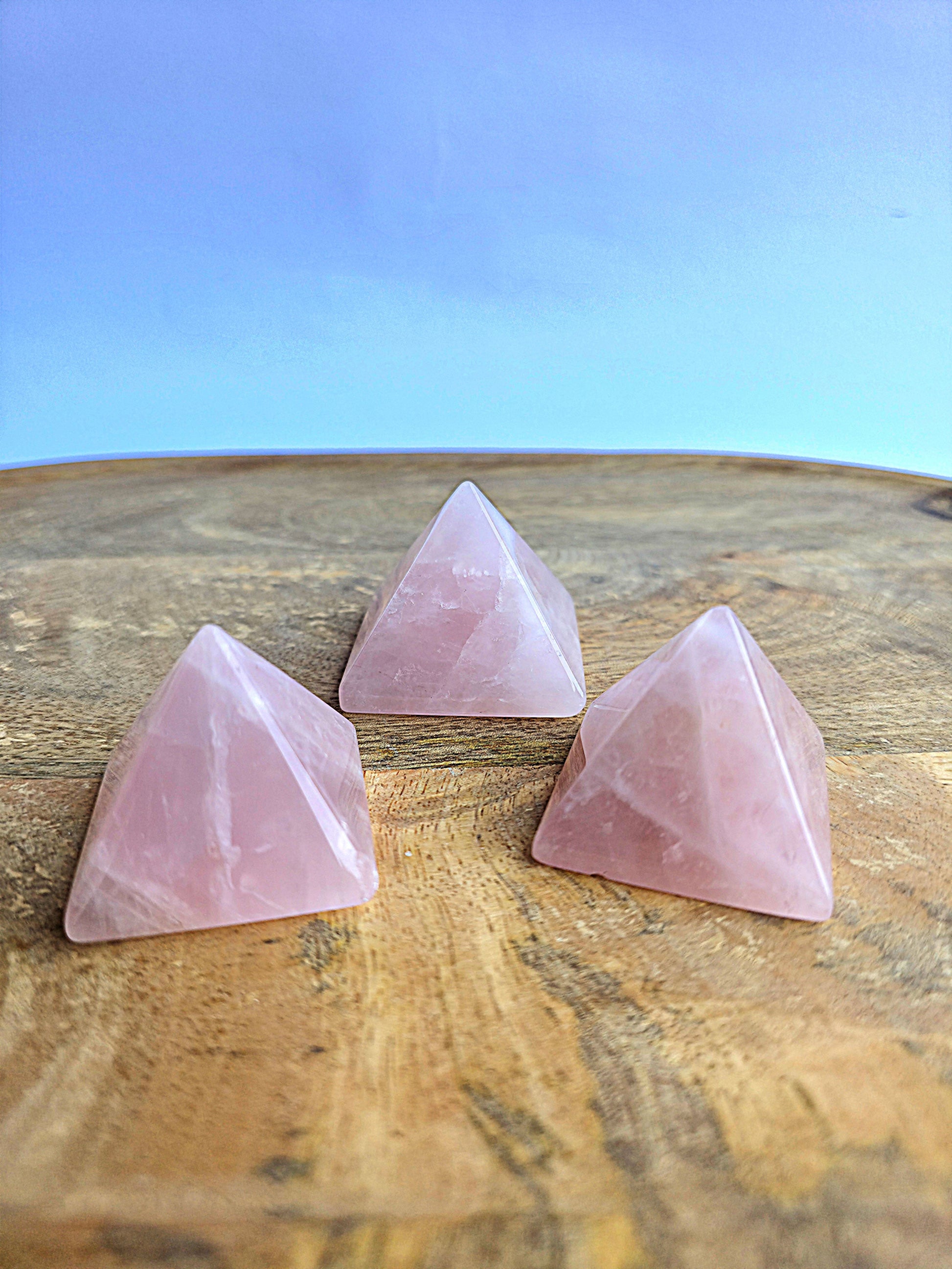 Pirámide de cuarzo rosa de 4 x 4 cm. Ideal para amor propio, relaciones y compasión