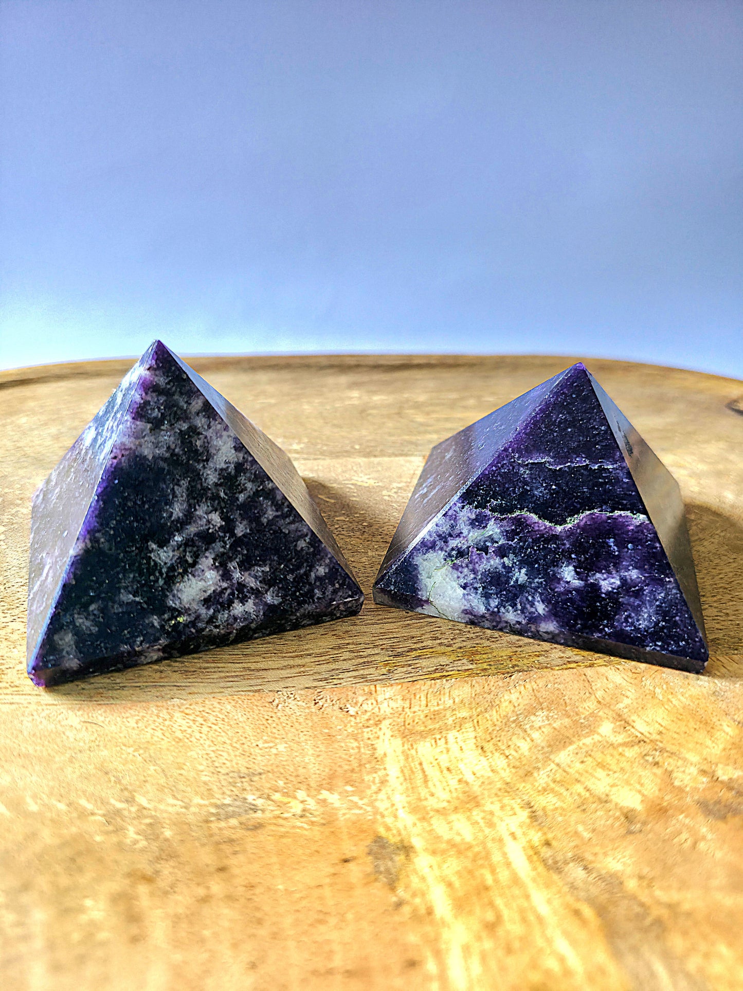 pirámide de lepidolita lila intensa pulida mineral natural calma emocional