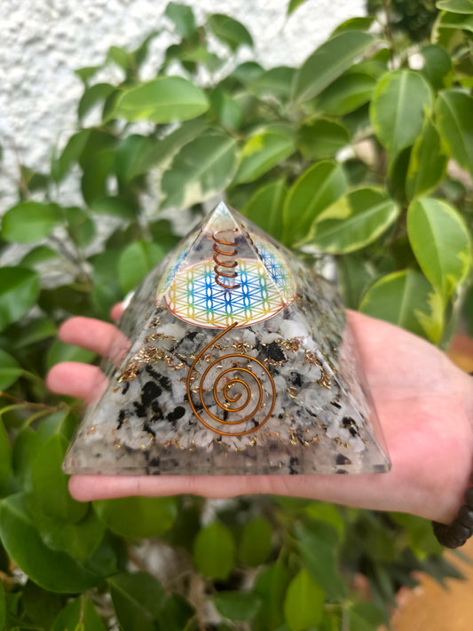 Pirámide de orgonita piedra luna con Flor de la Vida 9x9 cm