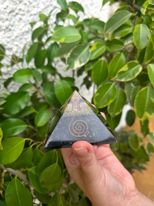 Pirámide orgonita turmalina negra protección