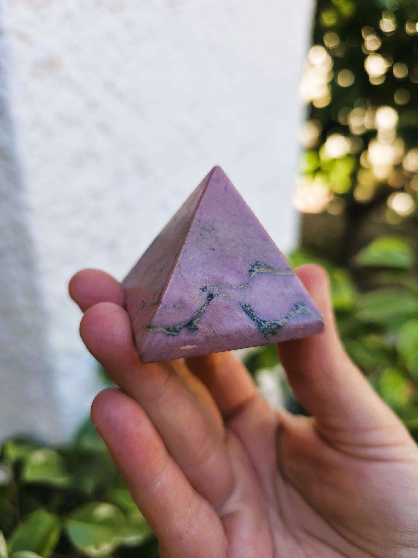 Pirámide de rodonita 40 mm para amor propio y sanación emocional