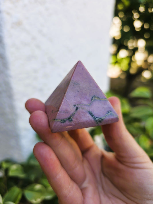 Pirámide de rodonita 40 mm para amor propio y sanación emocional