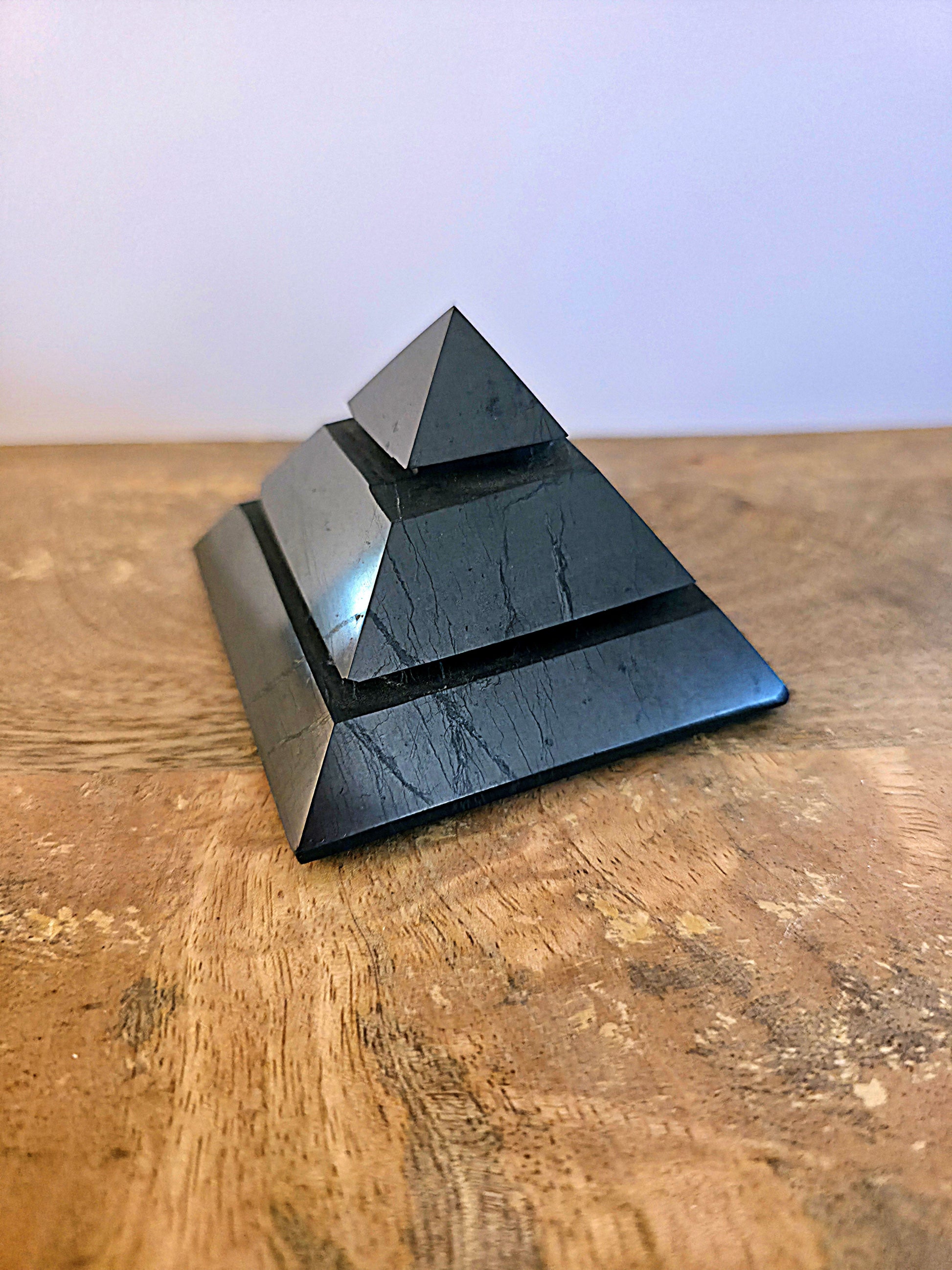 piramide sakkara de shungita calidad extra 7x7 cm foto 1