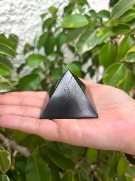 Pirámide de shungita pulida 5x5 cm protección energética