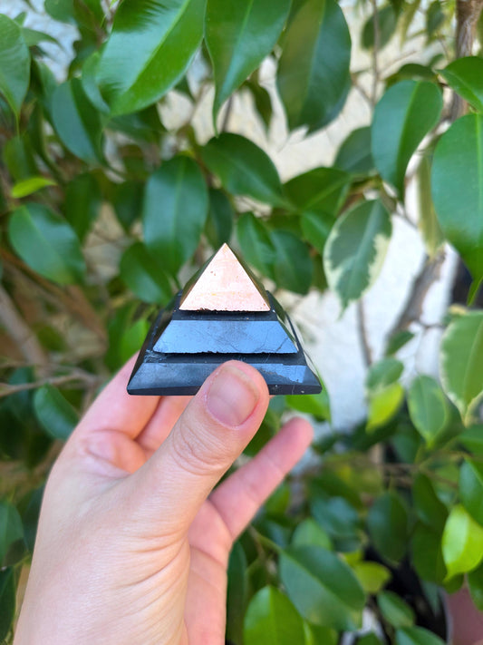 Pirámide de shungita Sakkara de 5 cm con punta de cobre – protección y energía positiva.