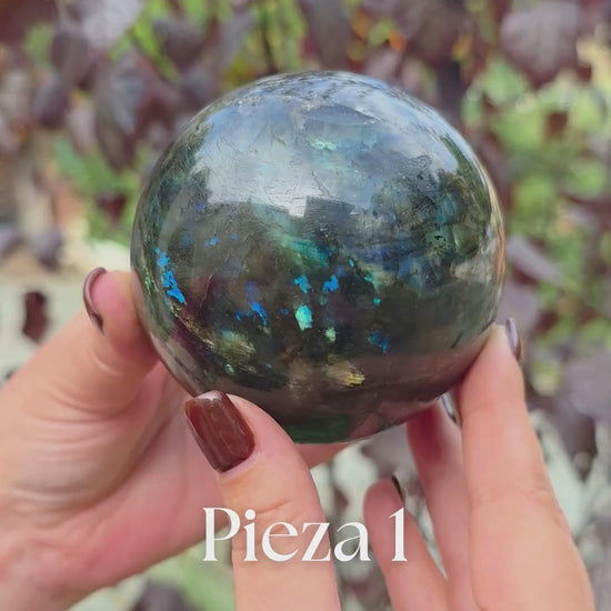 Primer plano de Esfera de labradorita natural mostrando destellos azules y dorados video detallado de las piezas