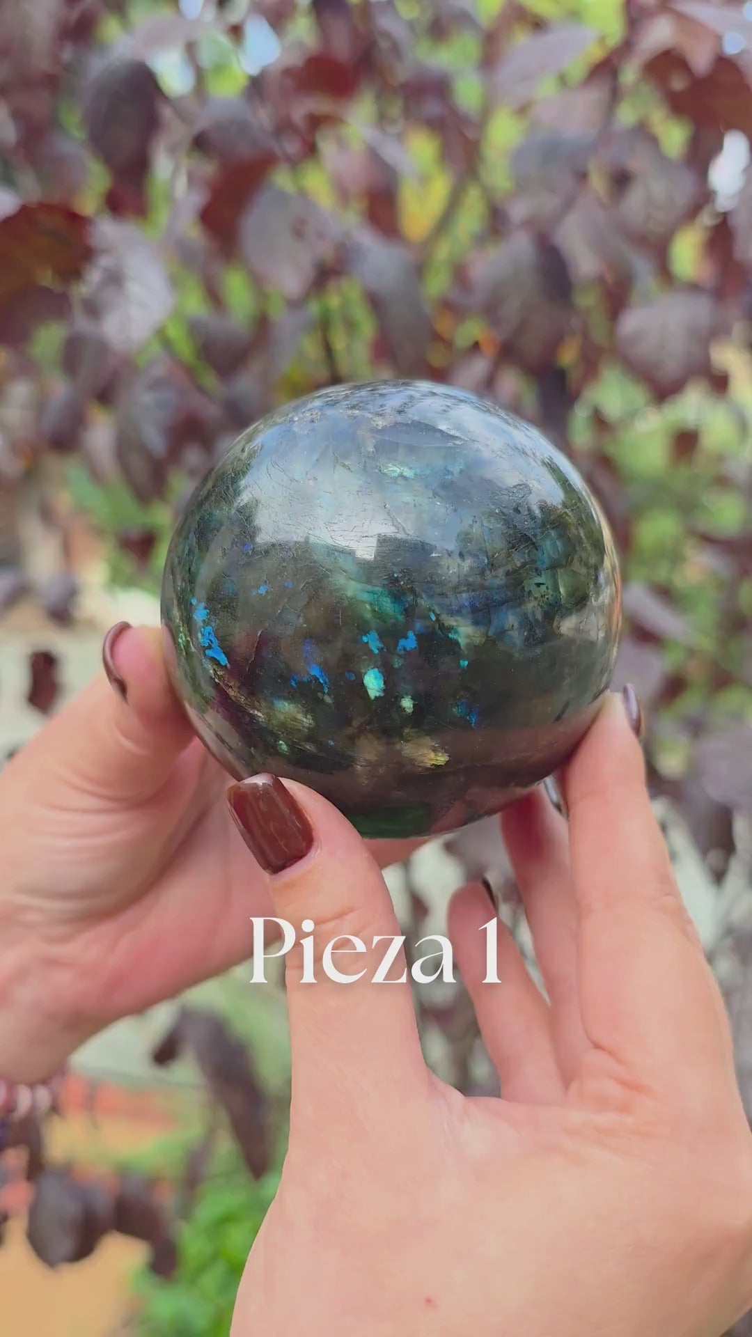 Primer plano de Esfera de labradorita natural mostrando destellos azules y dorados video detallado de las piezas