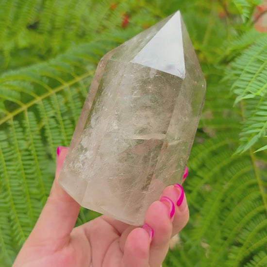 Punta de Cuarzo Maestro Cristal Fantasma natural de 440 g pieza única video