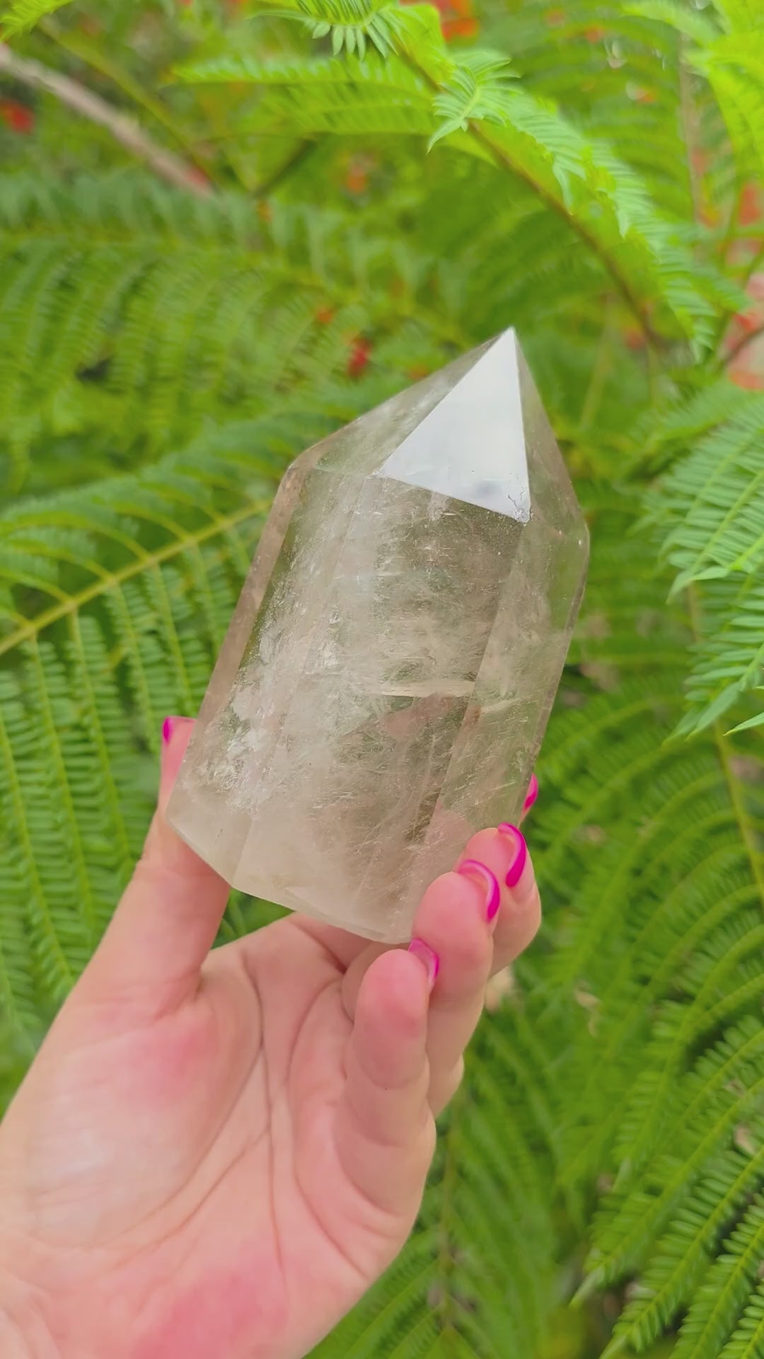Punta de Cuarzo Maestro Cristal Fantasma natural de 440 g pieza única video