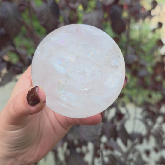 Ilumina y purifica tu espacio. Esfera de Cuarzo Cristal natural de 7 cm (535 g) con base incluida. El sanador maestro que aporta claridad y amplifica tu energía. Descubre esta pieza única. Video detalle