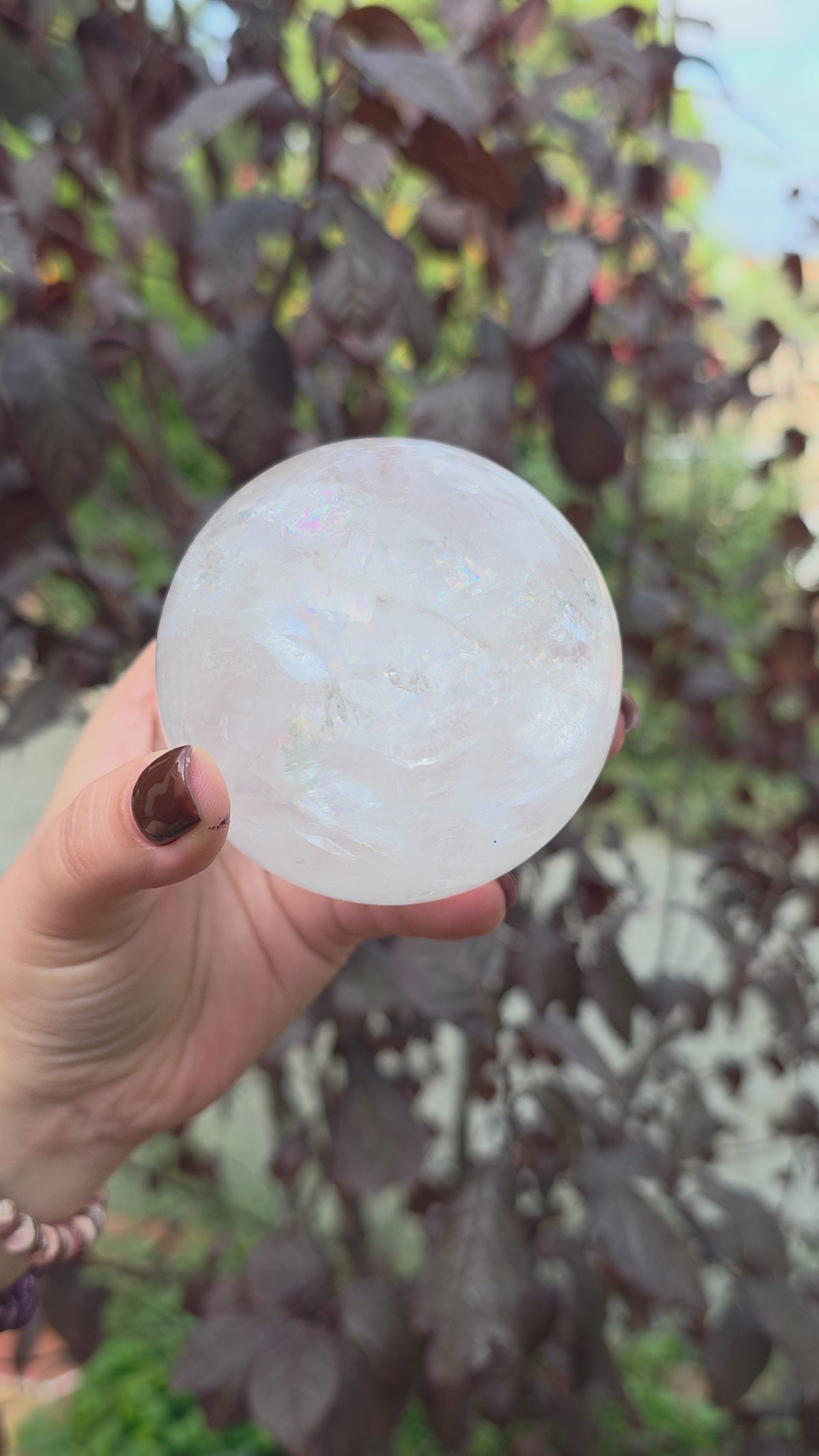 Ilumina y purifica tu espacio. Esfera de Cuarzo Cristal natural de 7 cm (535 g) con base incluida. El sanador maestro que aporta claridad y amplifica tu energía. Descubre esta pieza única. Video detalle