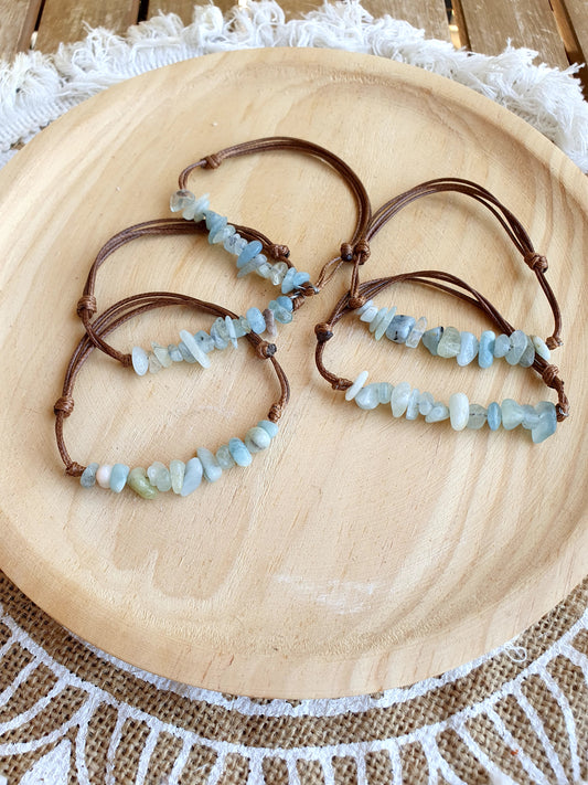 Pulsera ajustable de chips de Aguamarina natural con cordón de algodón encerado – joya de calma y equilibrio.