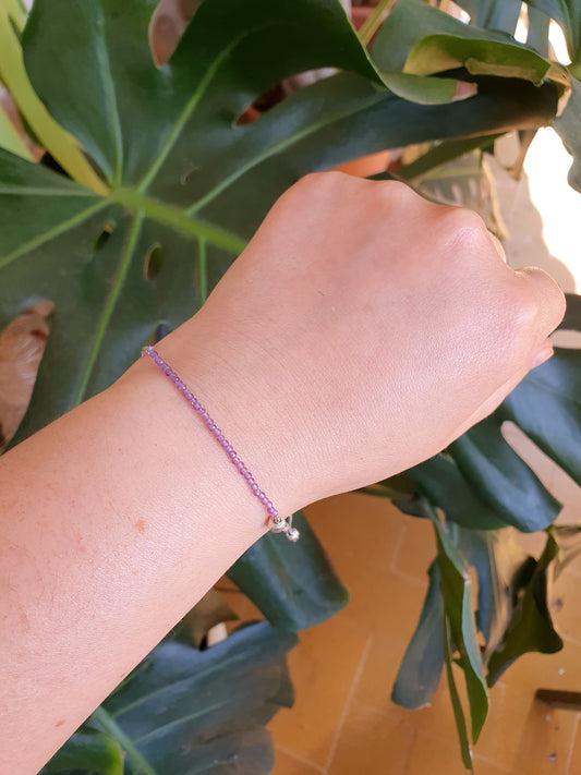 Pulsera ajustable de macramé con Amatista facetada natural – joya de serenidad y protección energética.