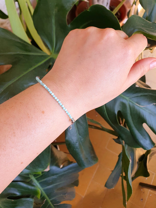 Pulsera ajustable de macramé con Amazonita facetada natural – joya de equilibrio y frescura interior.