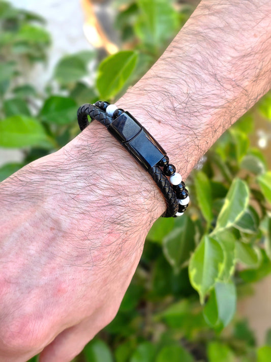 Pulsera Aska de cuero negro con howlita y ónix – elegancia y fuerza en un accesorio exclusivo