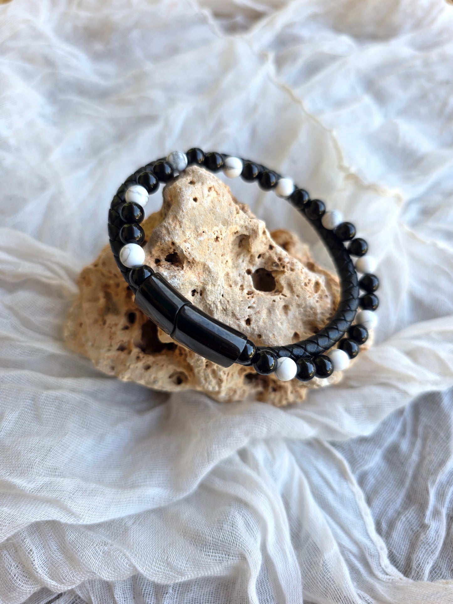 Pulsera Aska de Cuero Negro con Howlita y Ónix – Equilibrio y Fuerza