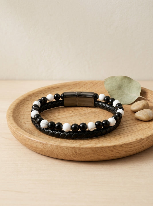 Pulsera Aska de cuero negro con howlita y ónix – elegancia y fuerza en un accesorio exclusivo 1